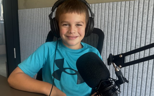 Theo (8) spricht mit Anna über Skirennen.