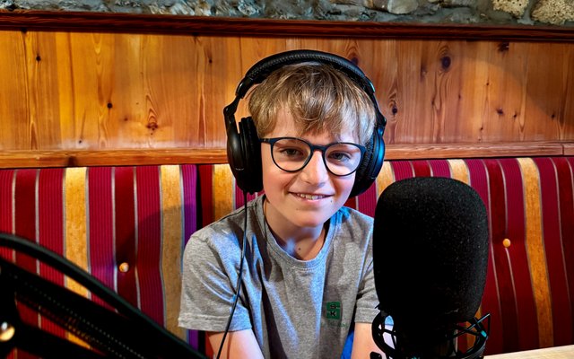Simon (11 Jahre) spricht mit Anna übers Turnen.