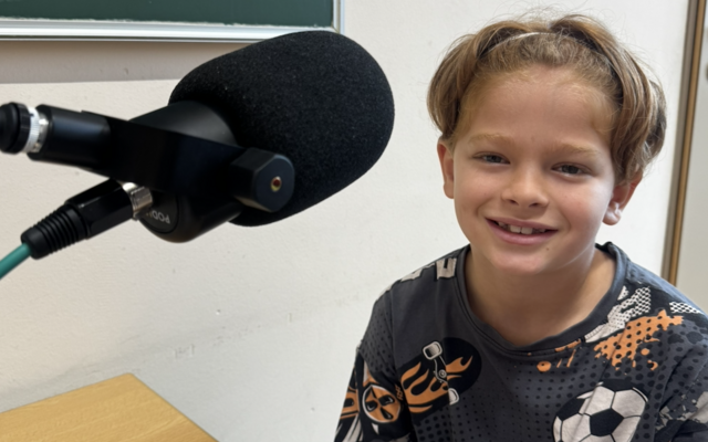 Noah (8 Jahre) spricht mit Anna über Judo.