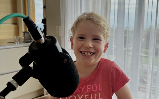 Anna spricht mit Marie über den Weltraum.