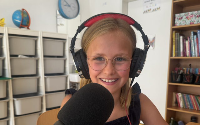 Lorena (9 Jahre) spricht mit Anna über Wintersport.