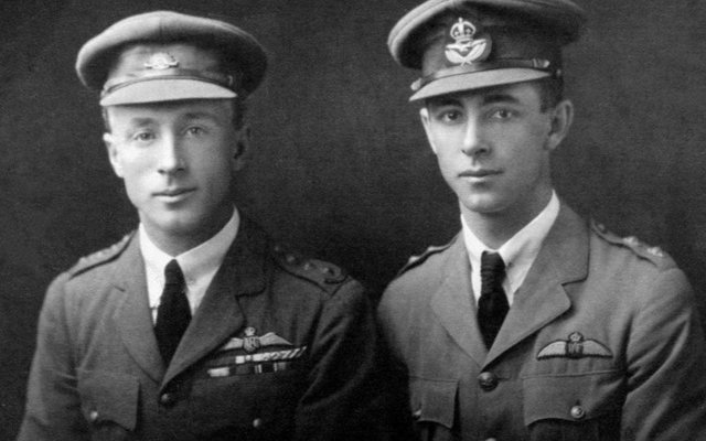 Ross Smith (links) war der Pilot, Keith Smith (rechts) war für die Navigation zuständig, also für die Suche nach dem richtigen Weg.