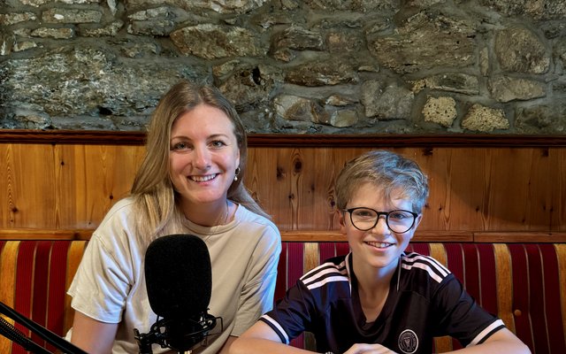 Anna spricht mit Paul (11 Jahre) über Tischfußball.