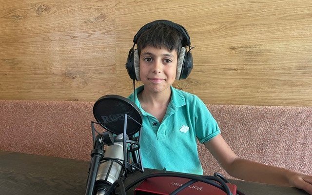 Kishan (10 Jahre) spricht mit Sandra über Fußball.