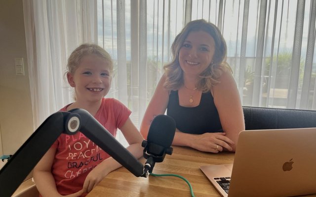 Anna spricht mit Marie über den Weltraum.