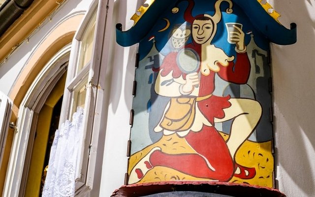 Bilder oder Statuen von Till Eulenspiegel gibt’s an mehreren Orten in Österreich und Deutschland. Dieses Bild befindet sich in der Altstadt von Salzburg.