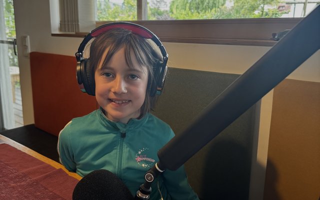 Elisabeth (9 Jahre) spricht mit Anna über Vereine. 