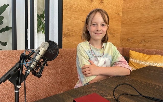 Lily (9 Jahre) spricht mit Sandra über Volleyball.